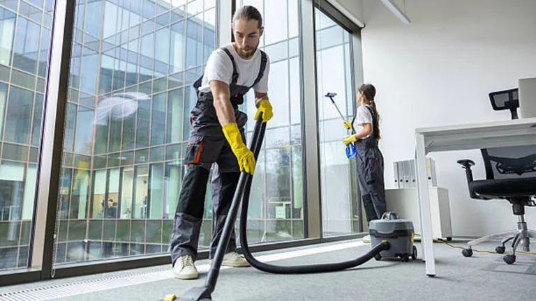 Prix nettoyage vitres professionnel : tarifs 2026, prix au m² et devis pour bureaux et copropriétés